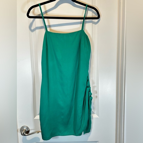 Lovers + Friends Green Mini Dress S Ruched Button Detail Slip Dress
A205 - Picture 2 of 9